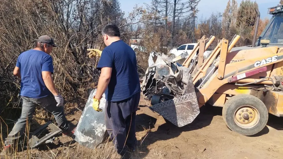 Provincia comenzó a limpiar los terrenos de familias afectadas por el fuego