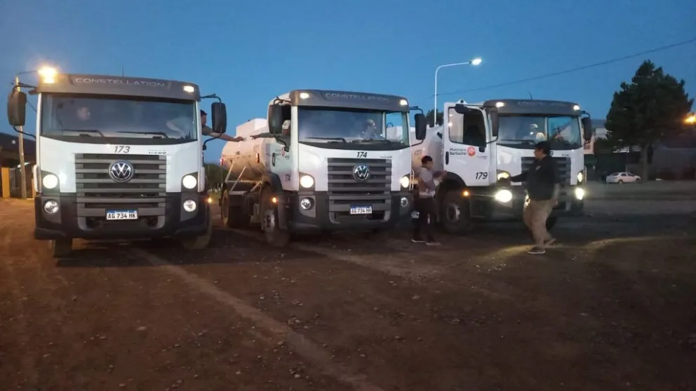 Bariloche envió más camiones cisterna para combatir los incendios en El Bolsón