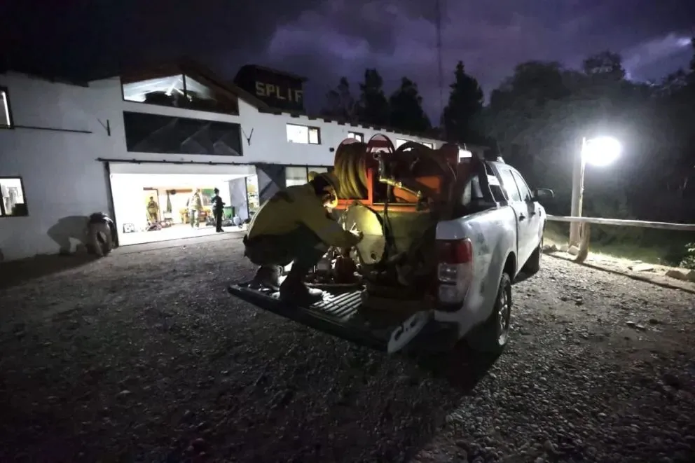 El Bolsón: brigadistas trabajan sin descanso, a la espera de posibles lluvias