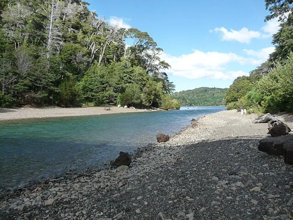 Polémica por la limpieza del Arroyo Angostura en el Parque Llao Llao