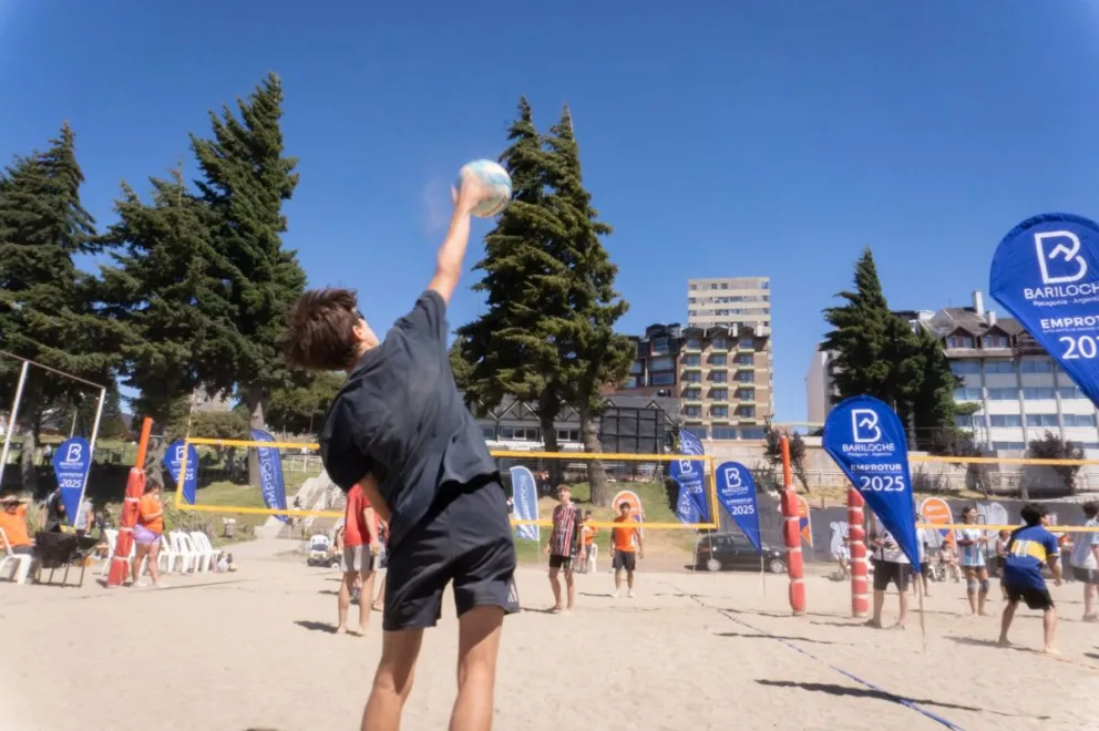 Municipio y EMPROTUR mejoran el cajon de arena de la playa del centro para espectáculos deportivos
