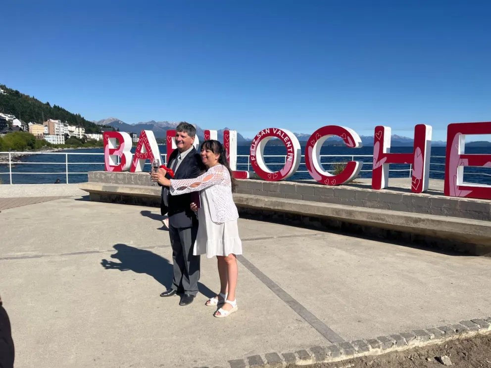 Bariloche dio el "sí" al amor: un día de bodas bajo el sol y frente al Nahuel Huapi