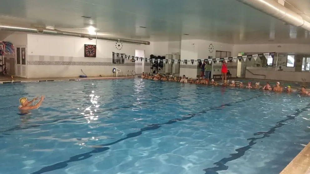 Gran experiencia de nadadores locales en la clínica del campeón mundial Damián Blaum