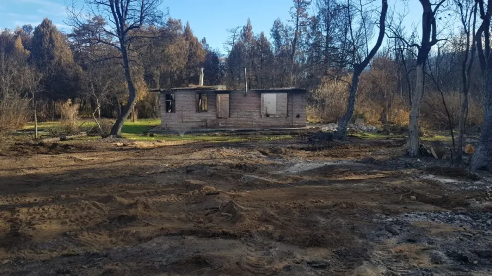 Reconstrucción: avanza la limpieza de terrenos afectados por el fuego