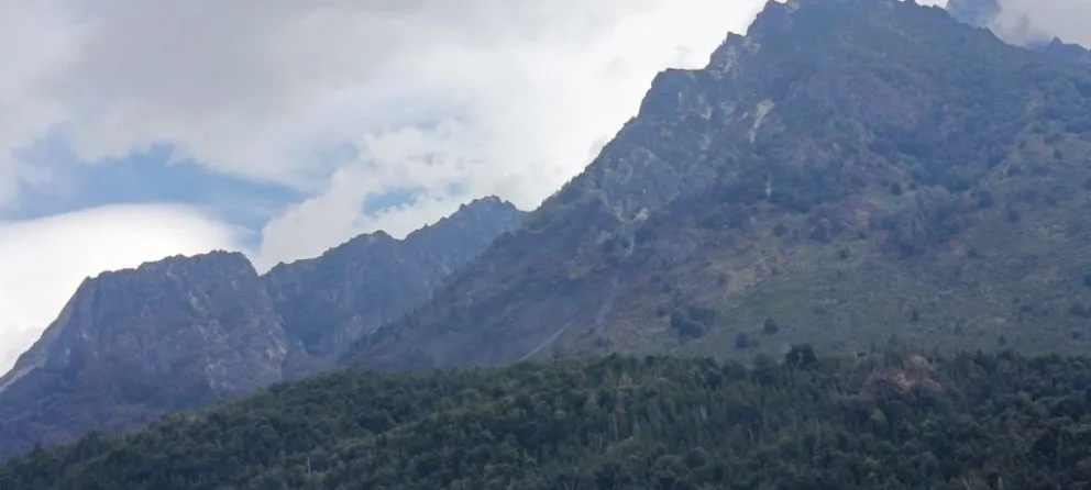 Incendio en El Manso: Contenido en Cerro Santa Elena, pero sigue activo en Los Manzanos