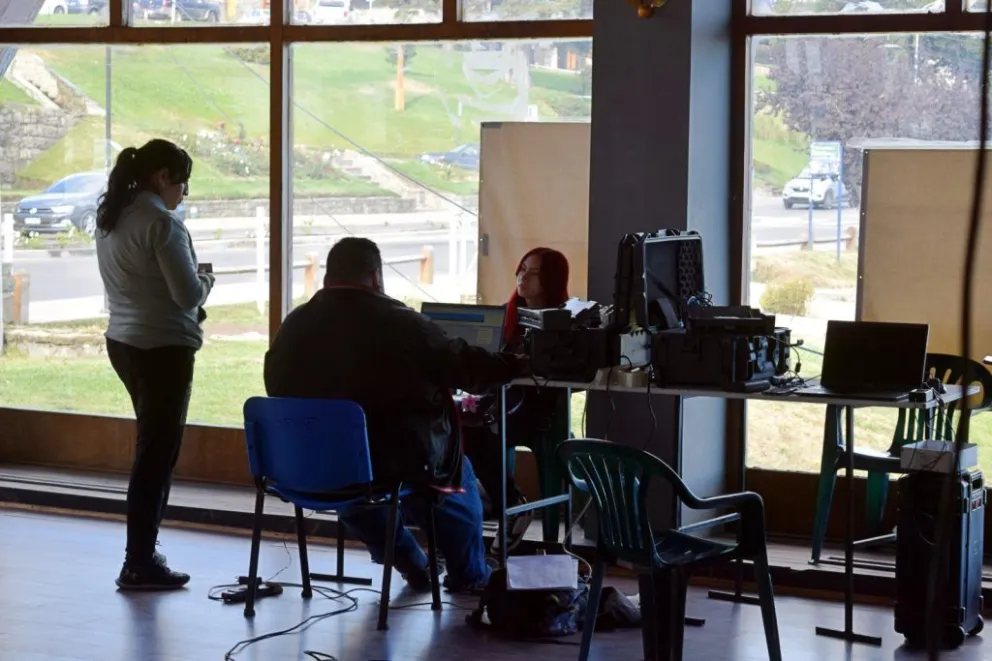 El Registro Civil llega al Puerto San Carlos para facilitar trámites esenciales