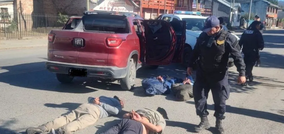 El seguimiento de cámaras permitió recuperar un auto robado y detener a cuatro hombres en El Bolsón