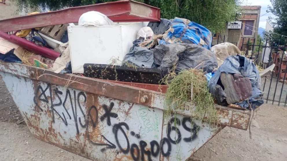 Instalan contenedores gratuitos para residuos en el barrio 10 de Diciembre