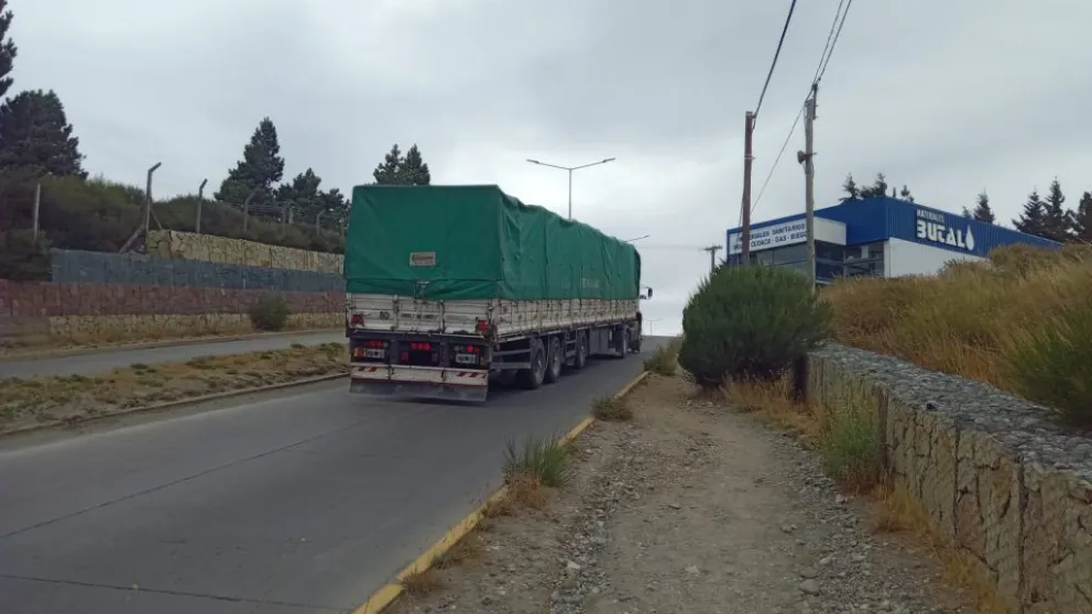 Precaución: Camión atravesado en Esandi frente al playón municipal