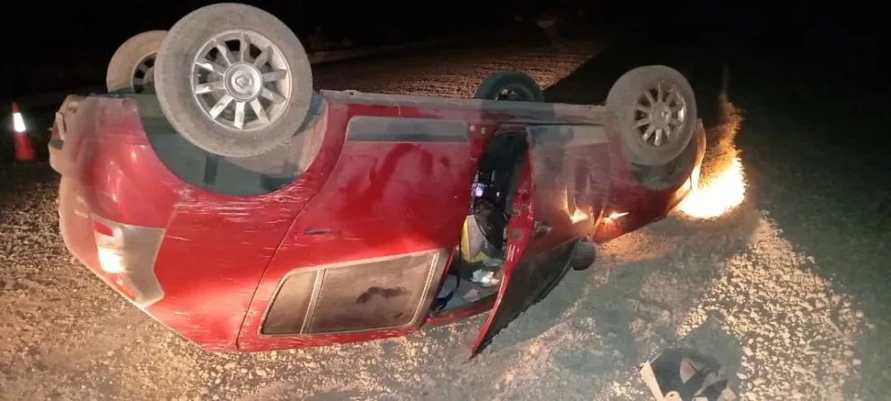Vuelco en la Ruta 23: un auto quedó invertido cerca de Dina Huapi