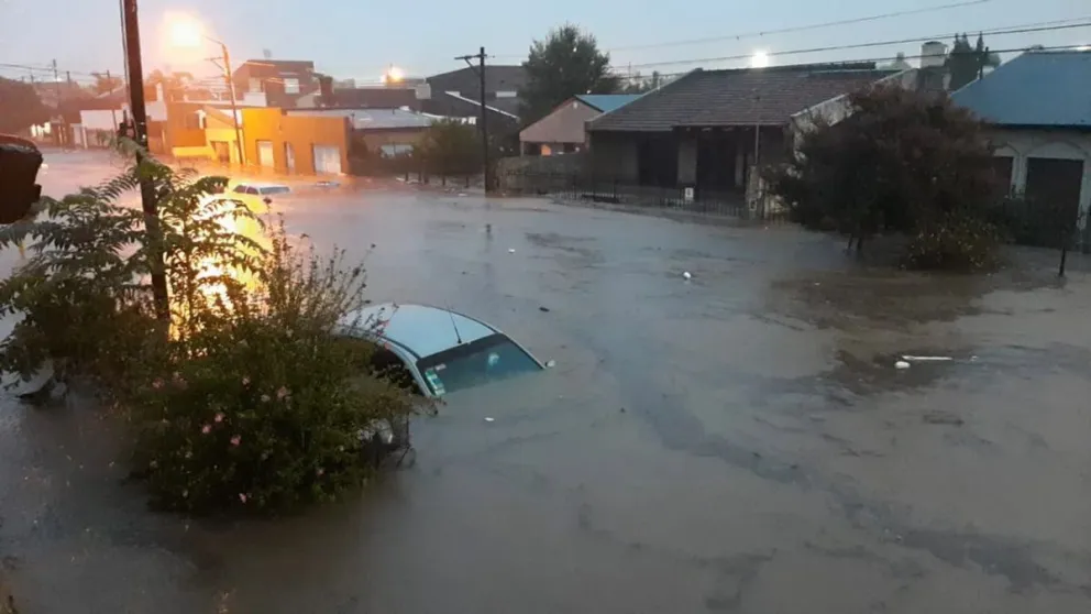 Desastre en Bahía Blanca: La ciudad quedó "sumergida" bajo el agua por las fuertes lluvias