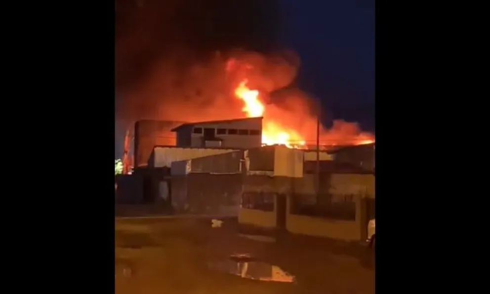 Voraz incendio en el barrio Ñireco: destruyó una carpintería y un taller de chapa y pintura