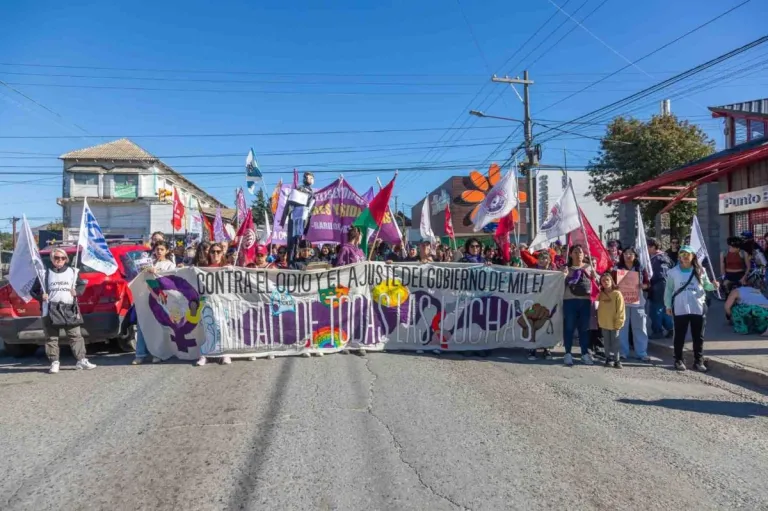 Movilización del 8M en Bariloche: reclamos y repudio al ajuste