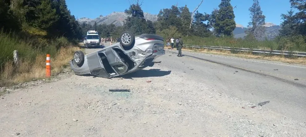 Dos autos chocaron en Villa Mascardi y uno de ellos volcó