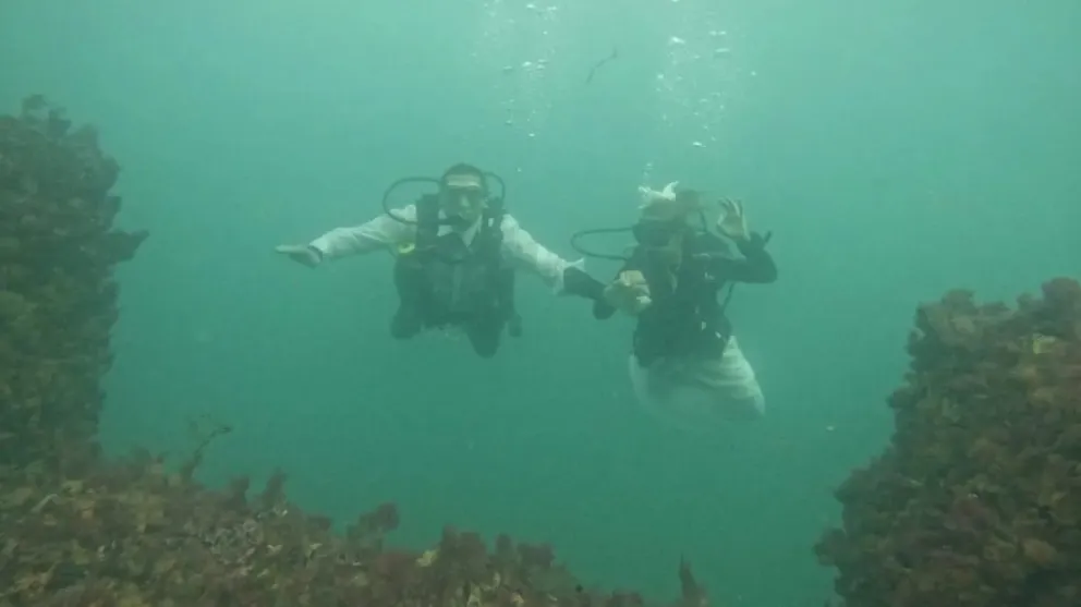 Amor bajo el agua: Las Grutas vivió su primer casamiento subacuático