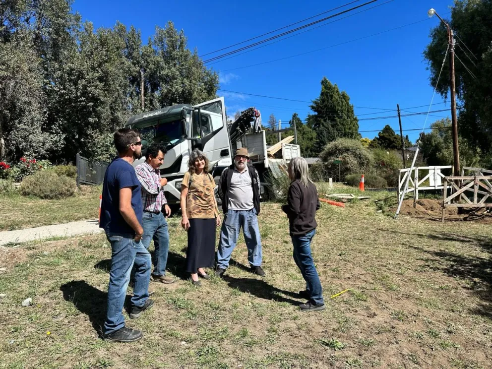 Vecinos de Playa Bonita rechazan la instalación de una antena en la única plaza del barrio