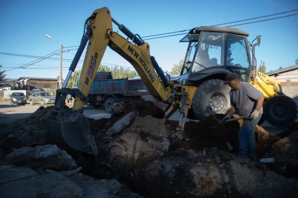 Avanzan en la prevención de inundaciones con la colocación de un pluvial en El Frutillar
