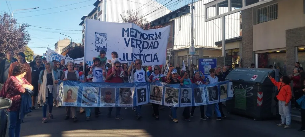 Con pintadas y movilización, vecinos de Bariloche conmemoraron el Día de la Memoria