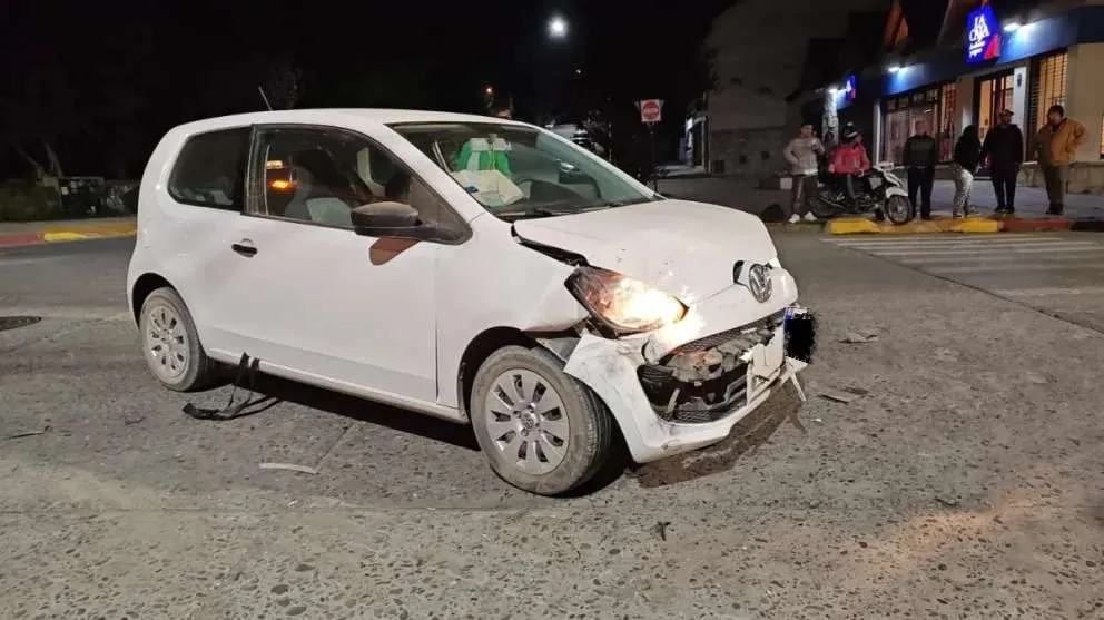Violento choque entre auto particular y taxi en Gallardo y Beschtedt: una pasajera resultó herida