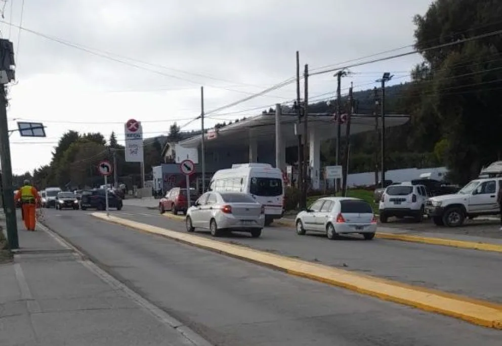 Continúa la señalización vial en el cruce de Pioneros y Boock