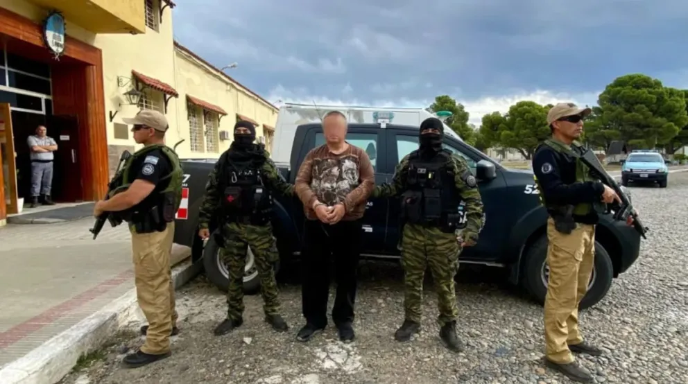 Secta en Bariloche: continúan detenidos el ex soldado ruso y las mujeres que lo acompañaban