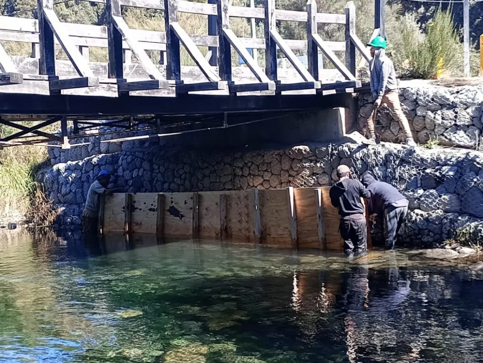 Reparan de manera completa el Puente Negro de Villa Los Coihues
