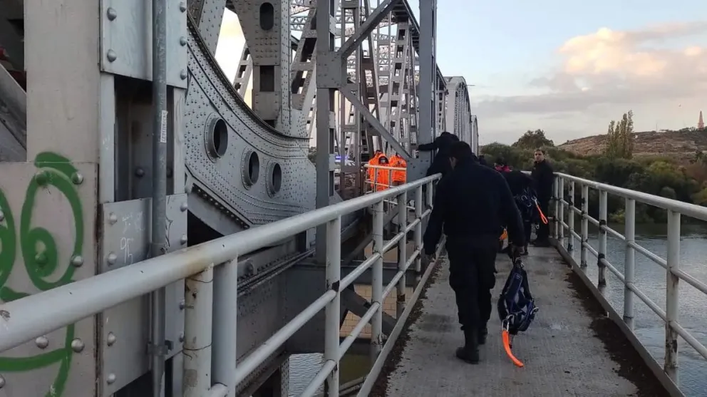 Viedma: intervención policial evitó que un hombre se arroje desde un puente
