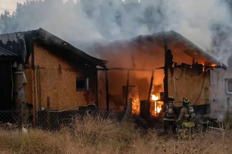 Incendio en Dina Huapi destruyó por completo una vivienda en construcción