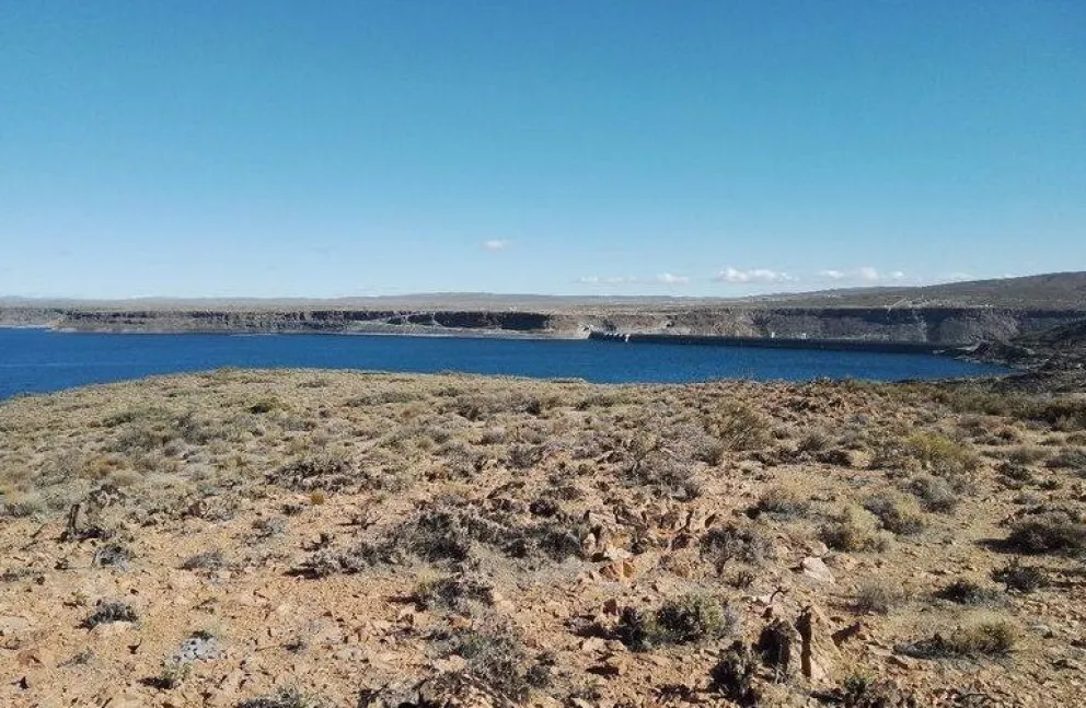 Estudian la capacidad de carga del embalse Piedra del Águila