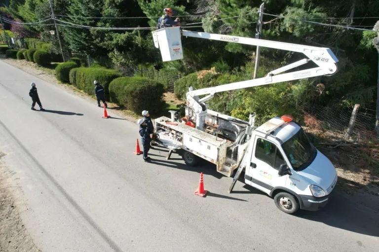 La CEB refuerza trabajos de poda, soterramiento y saneamiento en distintos barrios de la ciudad