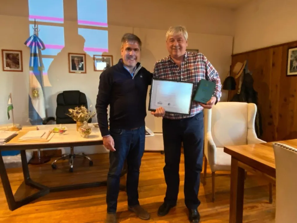 Cortés recibió un reconocimiento por la colaboración en los incendios de El Bolsón