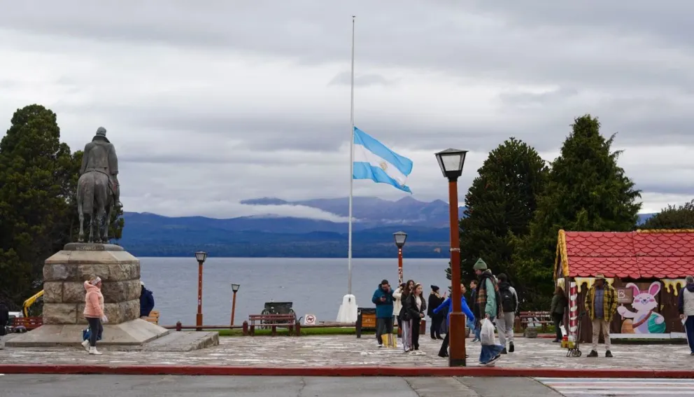 Duelo nacional por la muerte del Papa Francisco: el Municipio de Bariloche adhiere a la medida