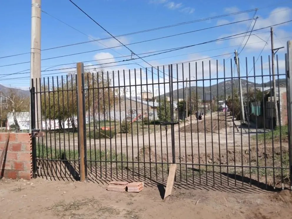 Robaron el portón de hierro del centro de abuelos Cumbres Nevadas en el barrio Vuriloche