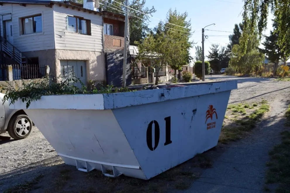 Instalan contenedores en el barrio Nuestra Señora de las Nieves para prevenir microbasurales