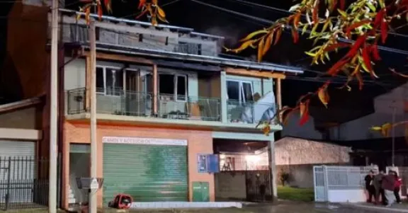 Un incendio destruyó un departamento en Anasagasti al 1600