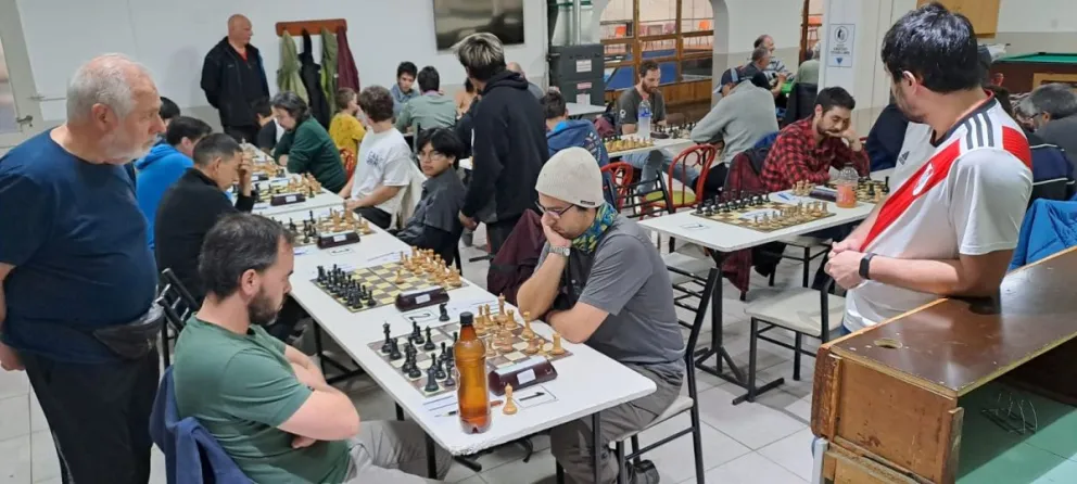 Se juega la tercera ronda del torneo local de ajedrez que tiene seis punteros