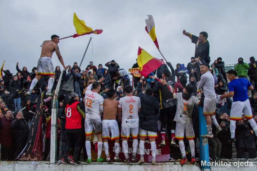 Cruz del Sur festejó su décimo sexto título en el fútbol local