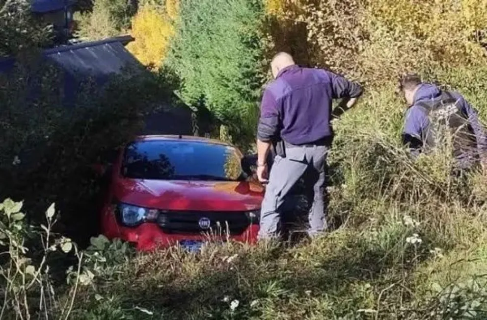  Villa La Angostura: buscaban un auto robado y lo hallaron colgando de un barranco