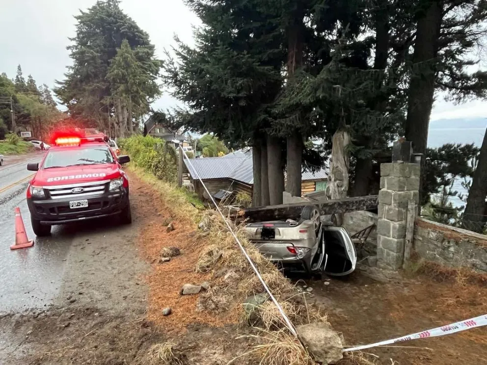 Violento vuelco en Bustillo al kilómetro 4.800: tres personas fueron hospitalizadas