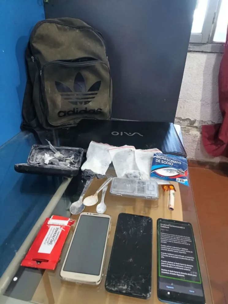 Tres detenidos por drogas y un arma en un operativo policial en el Alto