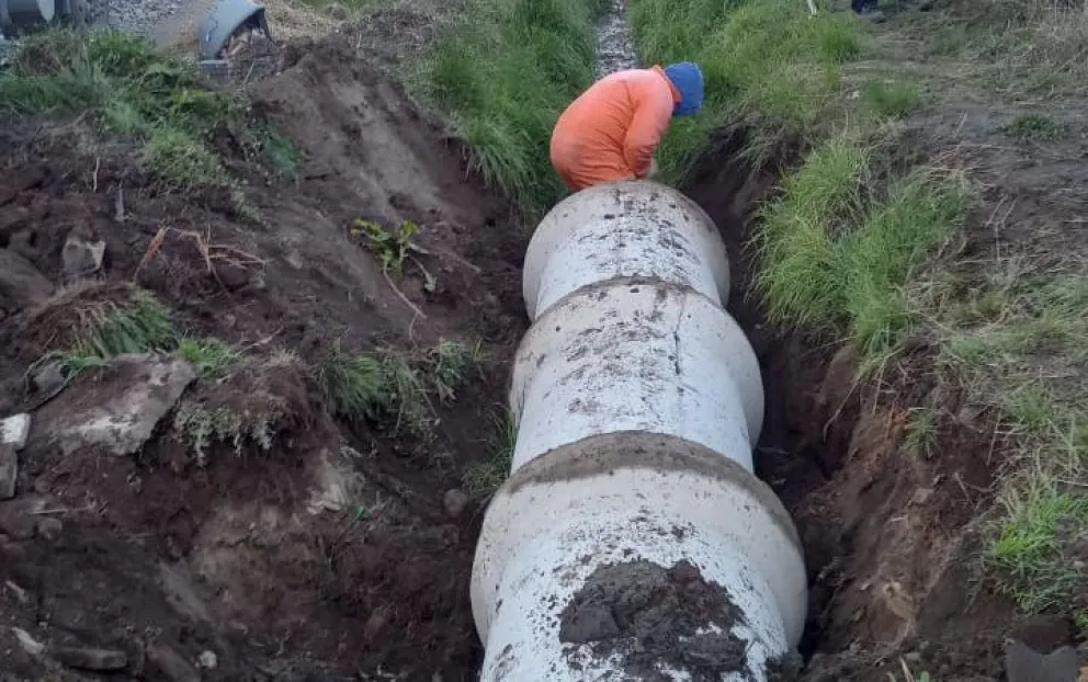 La Delegación El Cóndor encauzó agua de lluvia en calle La Habana para prevenir inundaciones