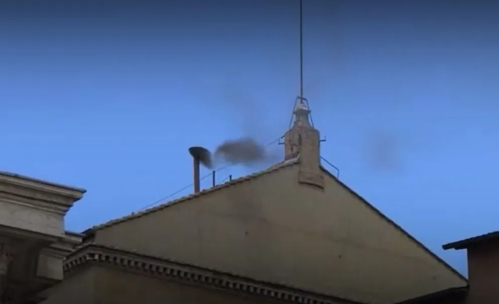 Sigue el cónclave: humo negro en la primera fumata de hoy