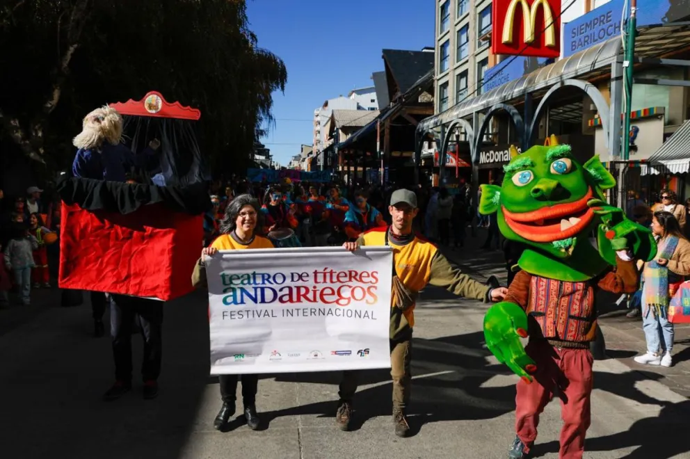 Con el Desfile de Gigantes comenzó el 25° Festival de Teatro de Títeres Andariegos 2025
