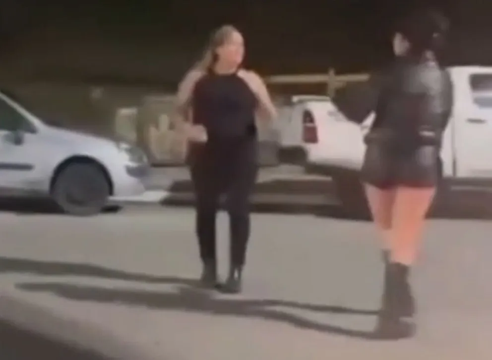 Batalla campal entre mujeres tras el recital de Karina en el gimnasio de Bomberos