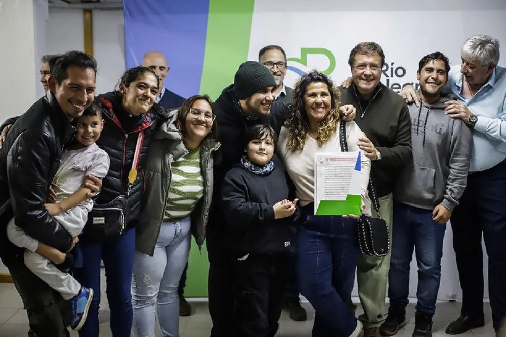 Entregaron escrituras para 36 familias y aportes a instituciones locales