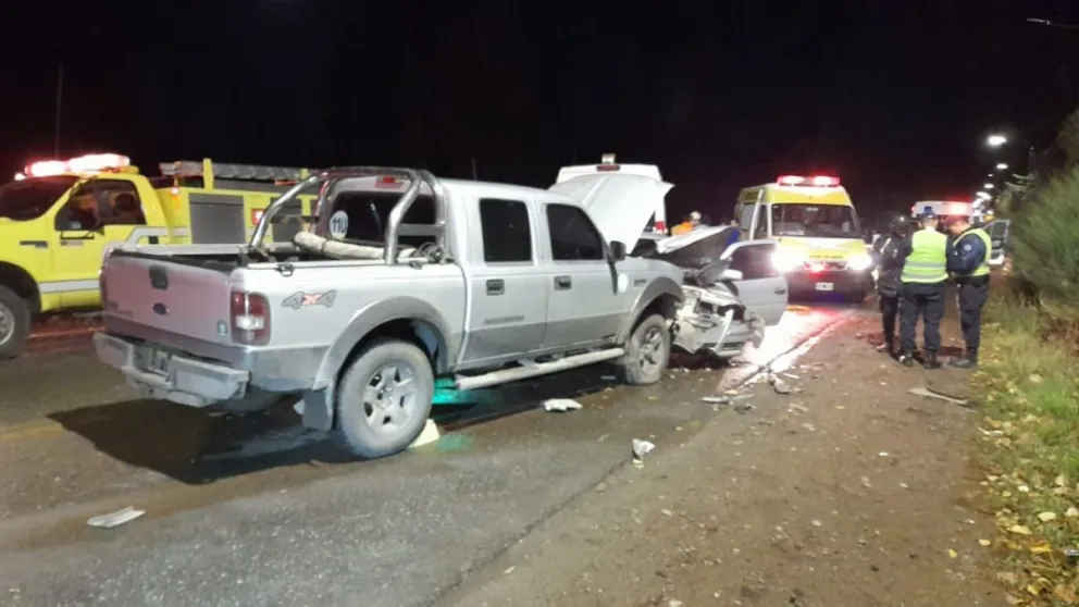 Choque frontal en el km 16 de Bustillo: demoras y operativo de emergencia