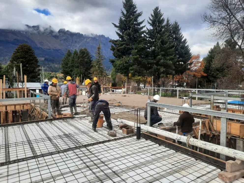 Ya llenan la losa del primer piso en el Complejo Judicial de El Bolsón