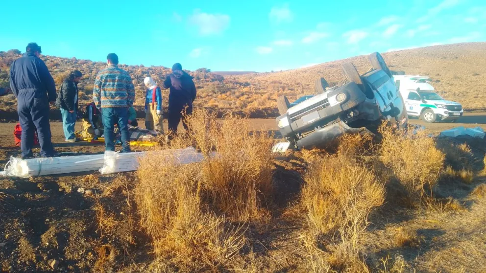 Se dirigía a Fitamiche, reventó una rueda y terminó volcando