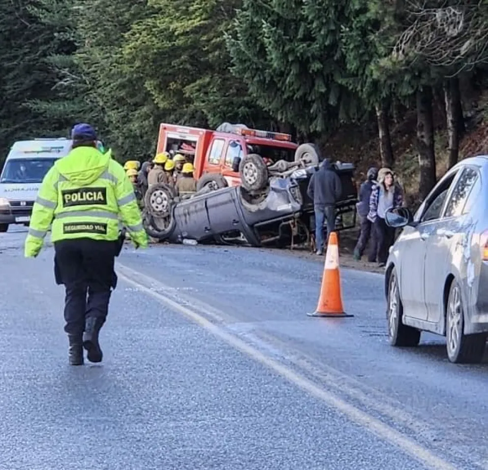 Un vuelco en la Ruta 82 entre Los Coihues y Arelauquen complicó el ...