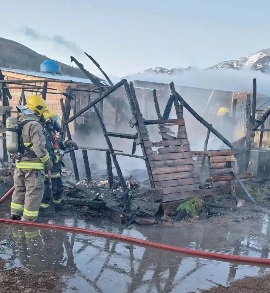 Una vivienda de Nahuel Hue quedó totalmente destruida por un incendio